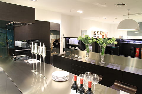 schwarze Flasche, Küche, Innere, Innenküche, Esstisch, küche innenraum, Tabelle, feiern, drinnen, Geschäft, Glas - Material, Küchentisch, Möbel, modern, keine Leute, Essen und Trinken, Restaurant, Haushaltsausstattung, Pflanze, Technologie, Stillleben, Glas, beleuchtet, Wohnraum, blühende Pflanze, Stuhl, Luxus, Bartheke, Decke, 2K, CC0, gemeinfrei, lizenzfrei