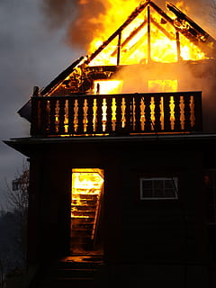 Flamme, Feuer, Inferno, die Architektur, Himmel, gebaute Struktur, wolke - himmel, Natur, Gebäudehülle, Sonnenuntergang, beleuchtet, keine Leute, Dämmerung, draußen, Gebäude, Nacht-, Flachwinkelansicht, Dach, Wasser, Reiseziele, orange Farbe, 2K, CC0, gemeinfrei, lizenzfrei