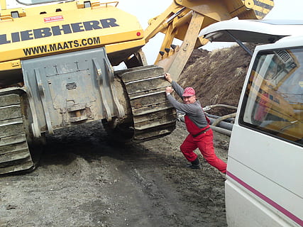 kran, at løfte, arbejde, industri, transportmidler, skraldevogn, arbejder, byggemaskiner, byggeplads, rigtige mennesker, transportform, fuld længde, herrer, en person, beskæftigelse, land køretøj, dag, stående, afslappet tøj, livsstil, sidebillede, udendørs, lastbil, hanner, 2K, CC0, offentligt domæne, royaltyfrie