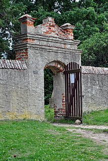 objectiu, paret, entrada, porta, vell, pedra, edifici, estructura, maó, guix, decaïment, usedom, mellenthin, cementiri, Església, comiat, sortir, harmonia, descans, mort, morir, cel, arquitectura, estructura construïda, planta, herba, dia, història, naturalesa, exterior de l'edifici, cap gent, el passat, arbre, color verd, arc, creixement, a l'aire lliure, paret de pedra, arruïnat, 4K, CC0, domini públic, lliure de regalies
