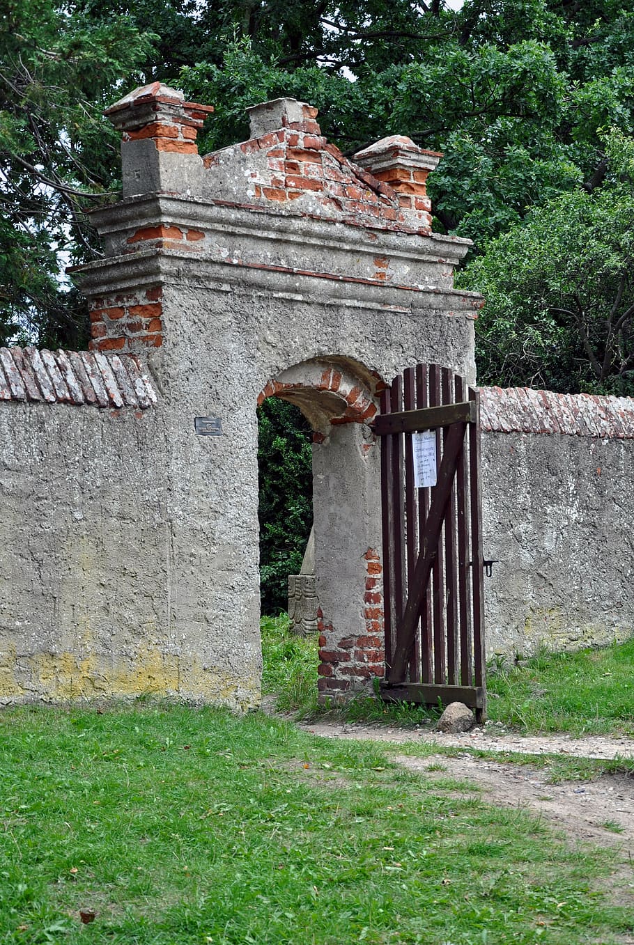 objectiu, paret, entrada, porta, vell, pedra, edifici, estructura, maó, guix, decaïment, usedom, mellenthin, cementiri, Església, comiat, sortir, harmonia, descans, mort, morir, cel, arquitectura, estructura construïda, planta, herba, dia, història, naturalesa, exterior de l'edifici, cap gent, el passat, arbre, color verd, arc, creixement, a l'aire lliure, paret de pedra, arruïnat, 4K