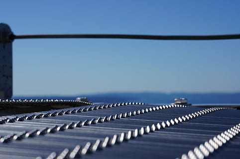holmenkollen, Pohled, modrý, zábradlí, nebe, kov, nikdo, den, detail, čisté nebe, paliva a energie, v řadě, Příroda, průmysl, technologie, alternativní energie, zaměřit se na popředí, obnovitelná energie, venku, ochrany životního prostředí, slunný, studio shot, zařízení, zdroj napájení, 4K, CC0, veřejná doména, bez autorských práv