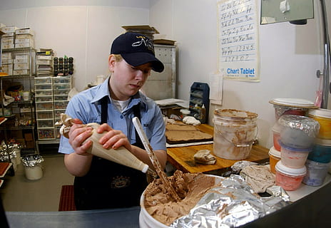 fornai, cottura al forno, pane, cuochi, cibo, cucina, fresco, Farina, Impasto, forno, militare, lavoro, Marina Militare, occupazione, cibo e bevande, una persona, uomini, detenzione, dalla vita in su, in casa, attività commerciale, uniforme, persone reali, preparazione, berretto, adulto, capi di abbigliamento, capocuoco, maschi, cucina commerciale, ristorante, preparando il cibo, 1080P, CC0, dominio pubblico, privo di copyright