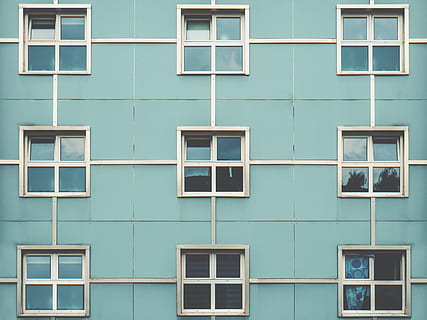 foto, gris, concret, edifici, tancat, construcció de finestres, a l'aire lliure, vista, durant el dia, finestres, façana, finestra, arquitectura, geomètric, blau, casa, exterior de l'edifici, estructura construïda, vidre - material, funció de construcció de parets, edifici residencial, cap gent, color turquesa, fons, marc complet, dia, barri residencial, patró, costat a costat, forma, disseny, color verd, forma geomètrica, apartament, marc de finestra, 4K, CC0, domini públic, lliure de regalies