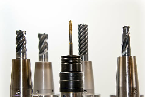 fünf, grau, Metallbohrer, Wasserhähne, Faden, Mahlen, Fräse, Bohren, Werkzeug, Metall, Metallbearbeitung, Industrie, cnc, Wende, Maschine, CNC-Maschine, Herstellung, Drehbank, zerspahnen, Metallkonstruktion, Bohrkopf, ingenieurwesen, Runden, Mechanik, Technologie, zerspanung, Ausrüstung, stehlen, weißer Hintergrund, Studioaufnahme, drinnen, keine Leute, Nahansicht, in einer Reihe, Wahl, Gruppe von Objekten, silberfarben, Geschäft, Variation, Erfolg, extreme Nahaufnahme, Individualität, Legierung, nahe bei, 4K
