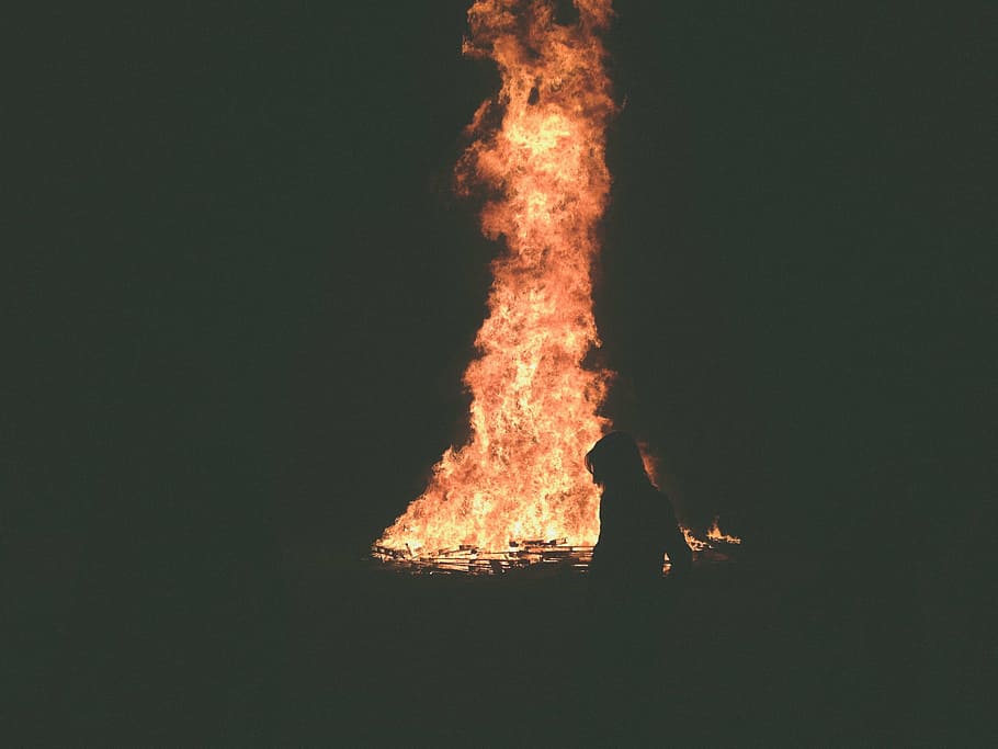 llar de foc, foc, flama, foguera, fosc, nit, gent, dona, foc - fenomen natural, calor - temperatura, cremant, vermell, infern, groc, persones reals, brillant, naturalesa, estils de vida, moviment, homes, color taronja, de peu, còpia espai, a l'aire lliure, 2K