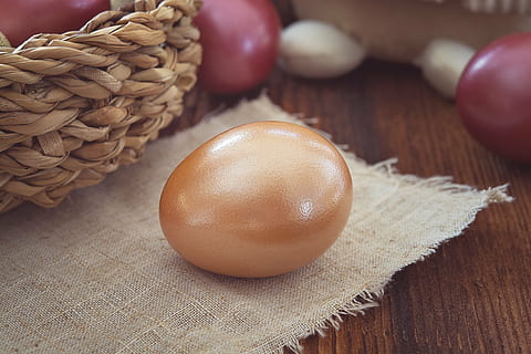 Osterei, farbig, bunt, Ostern, Brauch, Zoll, Osterzeit, gefärbtes Ei, Hühnerei, schließen, Lebensmittel, Holz - Material, Hintergründe, Essen und Trinken, Wohlbefinden, gesundes Essen, Tabelle, drinnen, Frische, Stillleben, Nahansicht, keine Leute, Zutat, Gemüse, Korbweide, Korb, braun, Obst, Ernte, High Angle View, Rohkost, Holzmaserung, 2K, CC0, gemeinfrei, lizenzfrei