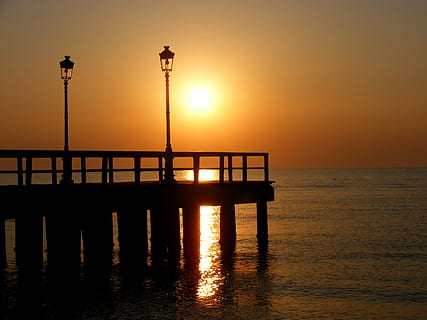 lanterna, sole, ponte, grande, cielo, rosso, onde, nube, est, tramonto, mare, silhouette, orizzonte sull'acqua, acqua, Paesaggi, lampione, colore arancione, bellezza nella natura, attrezzatura per l'illuminazione, la tranquillità, struttura costruita, natura, scenics - natura, strada, riflessione, orizzonte, architettura, scena tranquilla, nessuno, all'aperto, 2K, CC0, dominio pubblico, privo di copyright