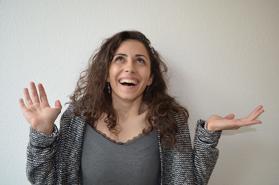 dona, portar, obert, cardigan, paret, sorpresa, multicultural, escola d'idiomes, una persona, retrat, emoció, vista frontal, part del cos humà, cabell castany, tir de l'estudi, adult jove, adult, dones, cabell, a l'interior, cabell llarg, pentinat, mirant la càmera, emoció positiva, boca oberta, part del cos, boca, braços aixecats, membre, braç humà, extremitat humana, dona guapa, mà, extàtic, 2K