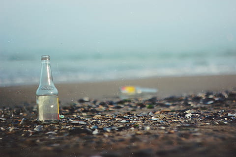 glas flaske, havkyst, tilt-shift linsefotografering, flaske, kysten, kuld, strand, tom, flaskepost, sand, vrøvl, affald, udbryder, glas, havet, hav, drikke, parti, alkohol, bokeh, kyst, glas - materiale, vand, jord, natur, beholder, selektiv fokusering, miljø, ingen mennesker, miljøspørgsmål, dag, udendørs, forurening, himmel, gennemsigtig, rullesten, rodet, 2K, CC0, offentligt domæne, royaltyfrie