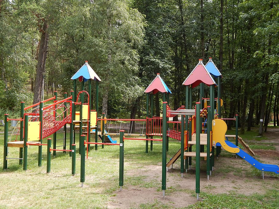 parc infantil, joia, diversió, arbre, planta, infància, naturalesa, creixement, dia, color verd, equip de joc a l'aire lliure, equipament per jugar a diapositives, herba, gimnàs a la selva, multicolor, parc, terra, parc - l'home va fer espai, a l'aire lliure, activitat d'oci, arquitectura, 4K