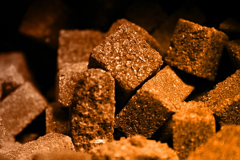 zahăr, maro, cub, cristal, ingredient, brut, cereale, alimente, dulce, baston, natural, mancare si bautura, a închide, selectiv, nici o persoana, în interior, cub de zahar, mâncare dulce, prospeţime, forma cubului, zahar brun, natură moartă, grup de obiecte, grămadă, formă, cadru complet, studio shot, ispită, Fundal negru, 5K, CC0, domeniu public, fără drepturi de autor