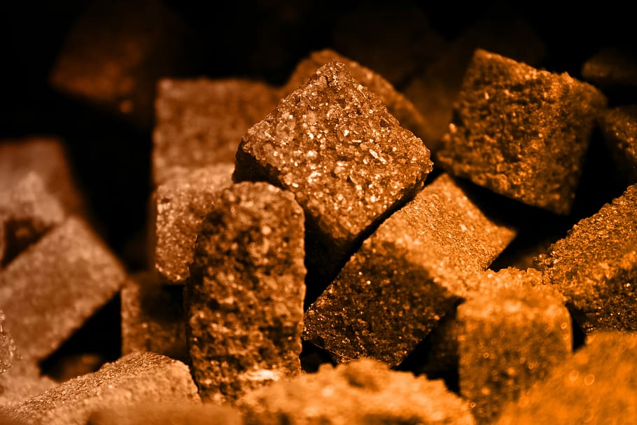 sucre, marró, cub, cristall, ingredient, crua, gra, menjar, dolç, canya, natural, menjar i beguda, primer pla, enfocament selectiu, cap gent, a l'interior, cub de sucre, menjar dolç, frescor, forma de cub, sucre morè, natura morta, grup d'objectes, pila, forma, marc complet, tir de l'estudi, temptació, fons negre, 5K