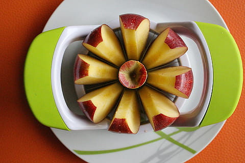 Apfel, Teilt, Apfelstücke, Obst, gesundes Essen, Lebensmittel, Essen und Trinken, Frische, direkt darüber, Scheibe, Wohlbefinden, Teller, Kiwi, drinnen, Nahansicht, keine Leute, Stillleben, Erdbeere, Schüssel, Tabelle, Wahl, Beerenfrucht, Fruchtsalat, Melone, Orange, reif, 5K, CC0, gemeinfrei, lizenzfrei