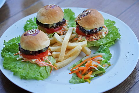 mini, vită, Burger, hamburger, farfurie, gata să mănânce, alimente, mancare si bautura, fast food, prospeţime, sandwich, mâncări nesănătoase, a închide, vegetal, indulgenţă, în interior, cartofi prăjiți, natură moartă, salată verde, chiflă, masa, nici o persoana, ispită, gustare, cheeseburger, 2K, CC0, domeniu public, fără drepturi de autor