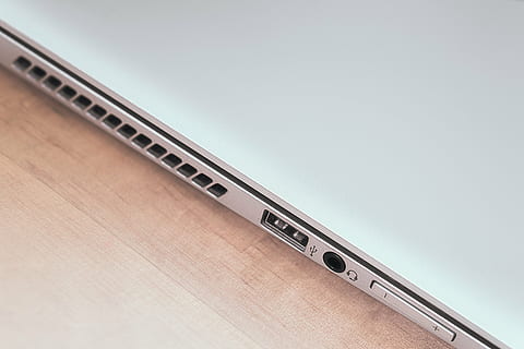 macbook air, il computer portatile, porta, computer, tecnologia, digitale, taccuino, attività commerciale, Internet, connessione, pc, USB, attrezzatura, spina, hardware, dispositivo, portatile, comunicazione, Rete, elettronico, aggeggio, moderno, CV, padiglione, lavoro, cuffie, Jack, fan, produzione, ingresso, pulito, volume, cursore, pulsante, più, meno, in casa, copia spazio, girato in studio, nessuno, tecnologia wireless, avvicinamento, grigio, tavolo, natura morta, vista dall'alto, musica, sfondo colorato, legno - materiale, stili di vita, color argento, 4K, CC0, dominio pubblico, privo di copyright