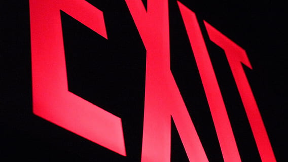 Ausgabe, Licht, Neon-, Zeichen, rot, Kommunikation, schwarzer Hintergrund, Beratung, Nacht-, beleuchtet, keine Leute, Nahansicht, schwarze Farbe, Straße, Studioaufnahme, Stadt, Symbol, Text, Transport, Straßenschild, Pfeilsymbol, der Verkehr, 2K, CC0, gemeinfrei, lizenzfrei