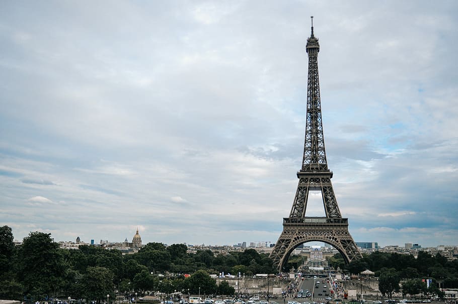 Torre Eiffel, nuvoloso, blu, cielo, punto di riferimento, monumento, struttura, architettura, turista, turismo, urbano, orizzonte, Francia, Pari, alto, altezza, Marrone, Torre, struttura costruita, destinazioni di viaggio, il passato, storia, città, alto - alto, viaggio, nuvola - cielo, esterno dell'edificio, albero, giorno, metallo, natura, caratteristica architettonica, nessuno, all'aperto, guglia, posto, Posizione, 5K