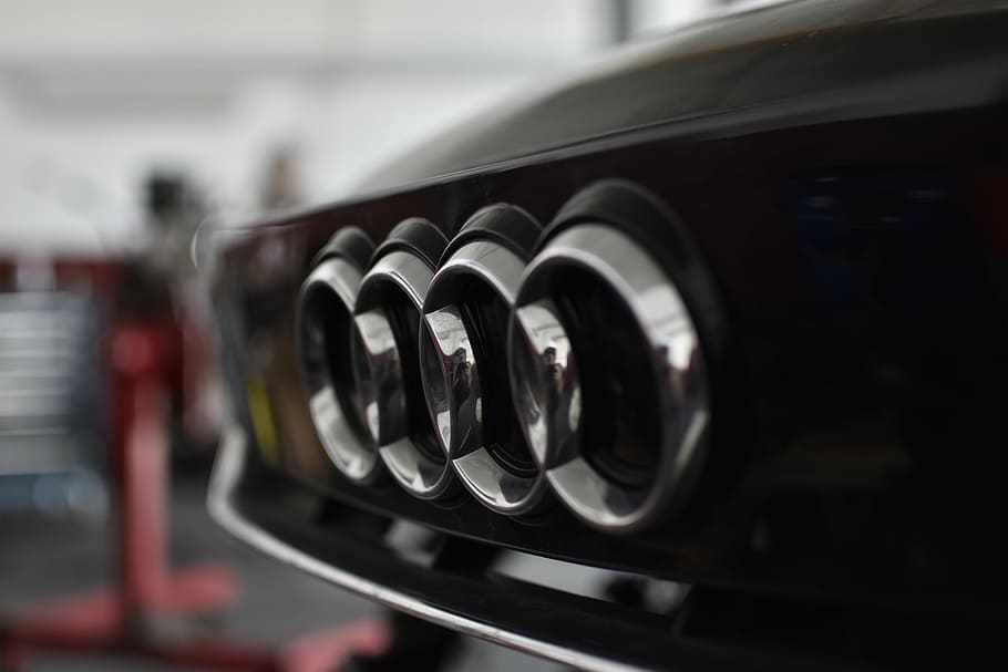 audi, værksted, gitter, bil, land køretøj, transportmidler, transportform, tæt på, motor køretøj, fokus på forgrunden, teknologi, ingen mennesker, selektiv fokusering, hjul, sort farve, i en række, cirkel, geometrisk form, forretning, metal, indendørs, industri, form, dæk, luksus, 5K