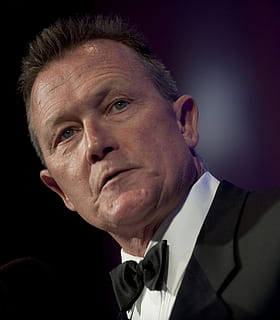 Robert Patrick, attore, celebrità, famoso, film, cinema, tv, ritratto, avvicinamento, solo un uomo, smoking, girato in studio, Solo uomini, una persona, cravatta a farfalla, adulto, adulto maturo, vestito formale, colpo alla testa, ben vestito, maschi, in casa, uomini maturi, uomini, attività commerciale, completo da uomo, guardando la fotocamera, stili di vita, abiti da uomo, sfondo nero, 1080P, CC0, dominio pubblico, privo di copyright