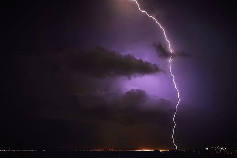 gelap, langit, malam, awan, petir, kekuatan di alam, badai, awan - langit, kekuasaan, hujan badai, keindahan di alam, alam, diterangi, tanda peringatan, langit yang dramatis, awan badai, tanda, komunikasi, kilat bercabang dua, lingkungan Hidup, tidak ada orang, listrik, ungu, di luar rumah, yg beralamat buruk, meteorologi, flash, 4K, CC0, domain publik, bebas royalti