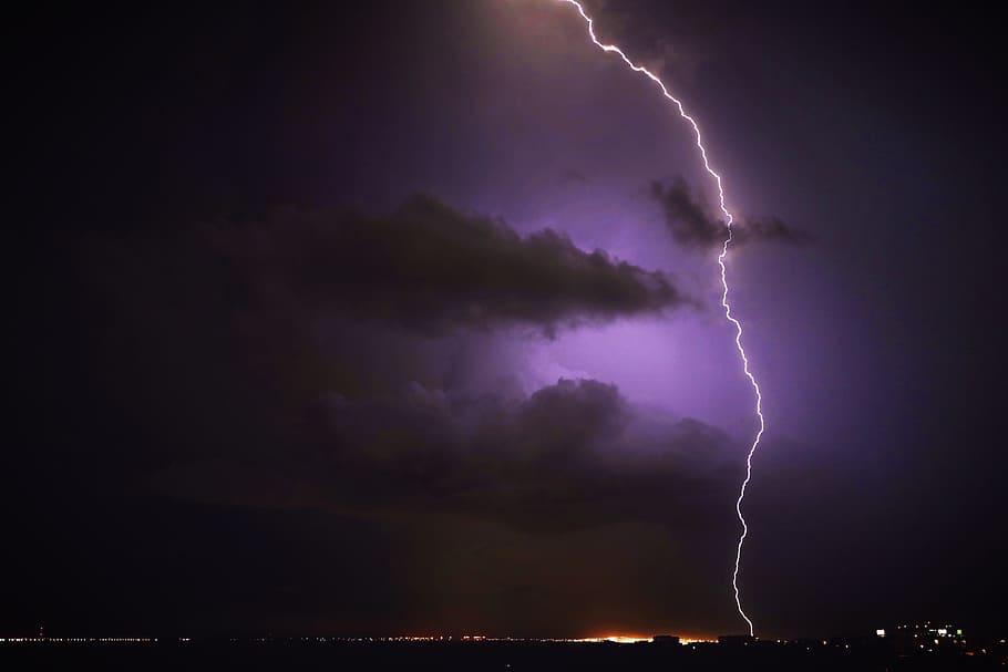 gelap, langit, malam, awan, petir, kekuatan di alam, badai, awan - langit, kekuasaan, hujan badai, keindahan di alam, alam, diterangi, tanda peringatan, langit yang dramatis, awan badai, tanda, komunikasi, kilat bercabang dua, lingkungan Hidup, tidak ada orang, listrik, ungu, di luar rumah, yg beralamat buruk, meteorologi, flash, 4K