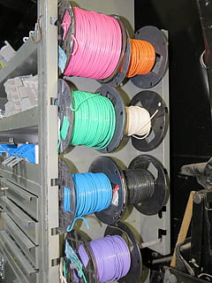 cable, prestatge, elèctric, construcció, encallat, furgoneta, comercial, multicolor, a l'interior, gran grup d'objectes, elecció, cap gent, bobina, indústria, variació, metall, negocis, equipament, natura morta, col · lecció, arranjament, en fila, prestatges, primer pla, a la venda, pila, 5K, CC0, domini públic, lliure de regalies
