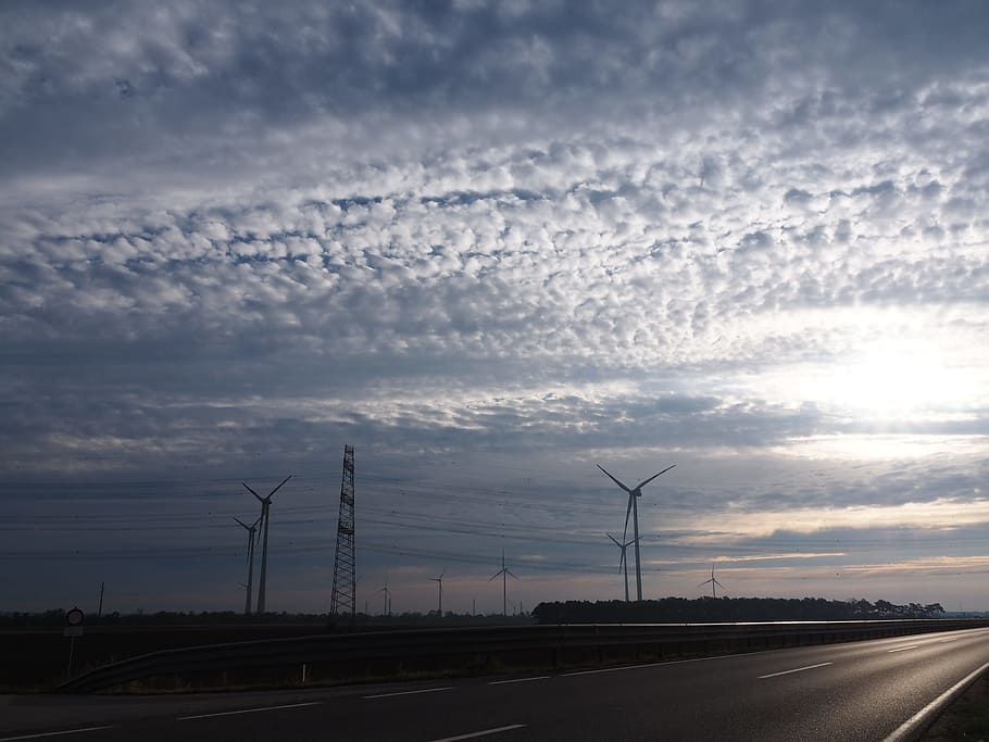 cielo, energia eolica, drammatico, Dramma, voltaggio, nuvole, girandola, strada, grigio, blu, vento, energia rinnovabile, nuvola - cielo, combustibile e produzione di energia, mezzi di trasporto, turbina, ambiente, natura, tramonto, turbina eolica, tecnologia, conservazione dell'ambiente, nessuno, bellezza nella natura, energia alternativa, elettricità, paesaggio, all'aperto, Alimentazione elettrica, 1080P