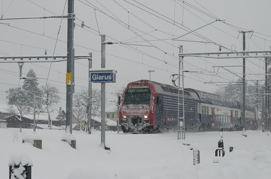 vermell, negre, tren, al costat, camp de neu, sbb, s bahn, hivern, ferrocarrils federals suïssos, neu, rierol de neu, glarus, suïssa, temperatura de fred, manera de transport, naturalesa, transport, arquitectura, electricitat, cable, estructura construïda, cel, exterior de l'edifici, cobertura, Color blanc, nevar, línia elèctrica, dia, vehicle terrestre, bellesa a la natura, clima extrem, cap gent, a l'aire lliure, muntanya nevada, Font d'alimentació, 2K