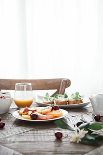 poc profund, foto del focus, plat, conjunt, taula, enfocament poc profund, foto, menjar, placa, alimentació saludable, gourmet, frescor, cap gent, sopar, vegetals, esmorzar, aperitiu, dinar, a l'interior, fruita, berenar, amanida, vaixella, menjar i beguda, menjar vegetarià, bol, al matí, benestar, beure, refresc, vidre, ou, mobles, pa, 5K, CC0, domini públic, lliure de regalies