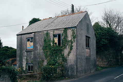 forladte hus, Andet, hus, gammel, forladt, arkitektur og bygninger, bygget struktur, bygning udvendig, landlige scene, dag, udendørs, træ, arkitektur, bygning, plante, boligområde, natur, ingen mennesker, himmel, vej, vindue, by, transportmidler, tag, vækst, 4K, CC0, offentligt domæne, royaltyfrie