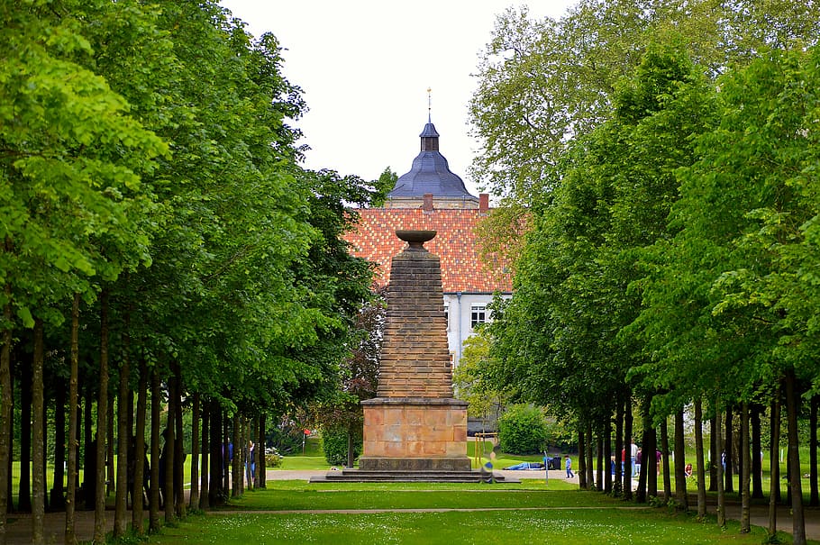 parc, arbres, memorial de guerra, sol, avinguda, prat, passeig marítim, primavera, verd, paisatge, naturalesa, herba, bosc, fulles d'herba, idíl·lic, lluny, visió, vista, al verd, edifici, arquitectura, vell, planta, turfed, arbre, estructura construïda, religió, exterior de l'edifici, creença, lloc de culte, espiritualitat, color verd, cap gent, cel, destinacions de viatge, història, dia, el passat, creixement, a l'aire lliure, fletxa, treelined, 4K