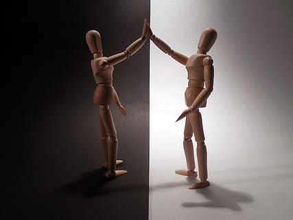 dos, marrón, de madera, collage de maniquí de artistas, solución, reconciliación, paz, relación, comunicación, variedad, amistad, tolerancia, visión, contraste, muñeca de madera, muñeca, figura, dos personas, longitud total, ballet, bailando, Bailarina de ballet, adulto, adentro, representación, representación humana, equilibrar, sombra, maniquí, foto de estudio, actuación, habilidad, figurilla, creatividad, gente, unión, trabajo en equipo, Arte y artesanía, cooperación, mujer, 2K, CC0, dominio público, libre de derechos