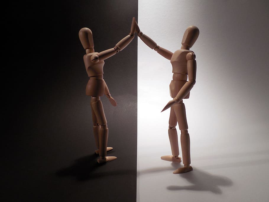 dos, marró, fusta, artistes de collage de maniquí, solució, reconciliació, pau, relació, comunicació, contrarietat, amistat, tolerància, perspicàcia, contrast, nina de fusta, nina, figura, dues persones, longitud completa, ballet, ballant, Ballarí de ballet, adult, a l'interior, representació, representació humana, equilibri, ombra, maniquí, tir de l'estudi, rendiment, habilitat, figureta, creativitat, gent, unió, treball en equip, art i artesania, cooperació, dones, 2K