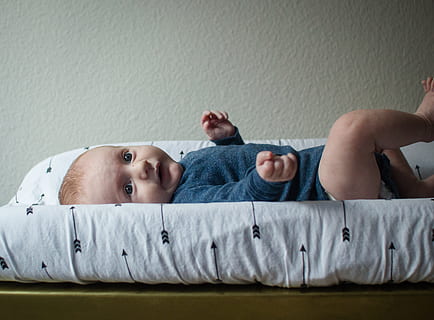 Kleinkind, lügen, rechteckig, Weiß, schwarz, reversibel, Matte, Wickeltisch, Windel, Baby, suchen, Säugling, Neugeborene, Junge, glücklich, Bett, Menschen, hinlegen, Schlafen, Schlafzimmer, eine Person, drinnen, kaukasischer Abstammung, Männer, ausruhen, müde, Entspannung, Frauen, Lebensstil, gemütlich, süß, Kind, Familie mit einem Kind, Zusammengehörigkeit, Kopfschuss, Sohn, echte Menschen, Wandbau - Funktion, Kindheit, Möbel, jung, auf dem Rücken liegen, Porträt, Wohngebäude, Freizeitbeschäftigung, Legere Kleidung, Lebensstile, Unschuld, 4K