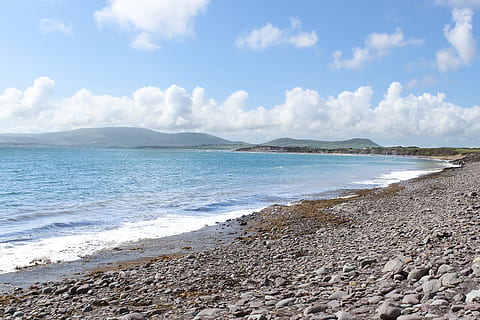 kust, strand, wolken, daglicht, horizon, eiland, landschap, bergen, natuur, oceaan, buitenshuis, rotsen, zand, zee, zeegezicht, kust-, hemel, stenen, surfen, water, golven, land-, schoonheid in de natuur, wolk - lucht, scenics - natuur, kalmte, rustige scène, dag, geen mensen, niet-stedelijke scène, idyllisch, kustlijn, berg-, rots, kiezelsteen, 2K, CC0, publiek domein, royaltyvrij