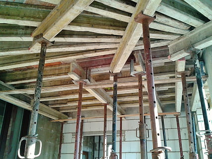 laag, camerahoek, metalen staven, opgehangen, plafond, woningbouw, plaats, schelp, bekisting, maurer, onbewerkte bauer, bouw, metalen steunen, boards, plafond bekisting, bekistingsplaten, ijzeren steunen, steiger, stellingen, bouwwerkzaamheden, metselwerk, beton, bouwplanning, bouw vaartuig, architectuur, plat dak, betonnen plafond, hout, hout - materiaal, lage hoekweergave, dakbalk, ingebouwde structuur, geen mensen, dak, binnenshuis, dag, grote groep objecten, patroon, opknoping, volledig kader, oud, gebouw, bruin, achtergronden, 2K, CC0, publiek domein, royaltyvrij