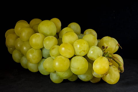 raïm, fruita, vinya, cluster, naturalesa, poder, menjar, verd, grans, fons negre, menjar i beguda, tir de l'estudi, alimentació saludable, frescor, a l'interior, natura morta, benestar, primer pla, color verd, cap gent, gran grup d'objectes, vegetals, abundància, groc, tallar, grup d'objectes, madur, 1080P, CC0, domini públic, lliure de regalies