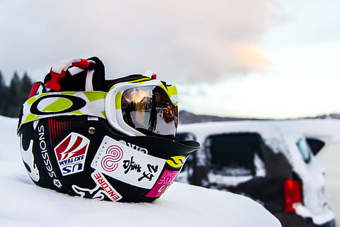 sort, flerfarvede, hjelm, sne, hvid, halv hjelm, snebriller, mønster, beskyttelsesbriller, vinter, sport, kold temperatur, vintersport, transportform, fokus på forgrunden, transportmidler, bil, udendørs, sportsudstyr, dag, tøj, bjerg, natur, motor køretøj, land køretøj, mennesker, ekstrem sport, styrthjelm, varme tøj, 5K, CC0, offentligt domæne, royaltyfrie