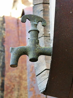 cask, støvel, vin, springen, kobber, vingård, dør, nærbilde, forvitret, rusten, tre - materiale, dag, metall, fokusere på forgrunnen, ingen folk, gammel, utendørs, sikkerhet, veggbyggingsfunksjon, beskyttelse, mønster, arkitektur, kran, bygget struktur, design, kunst og Håndverk, 4K, CC0, offentlig domene, opphavsrett gratis