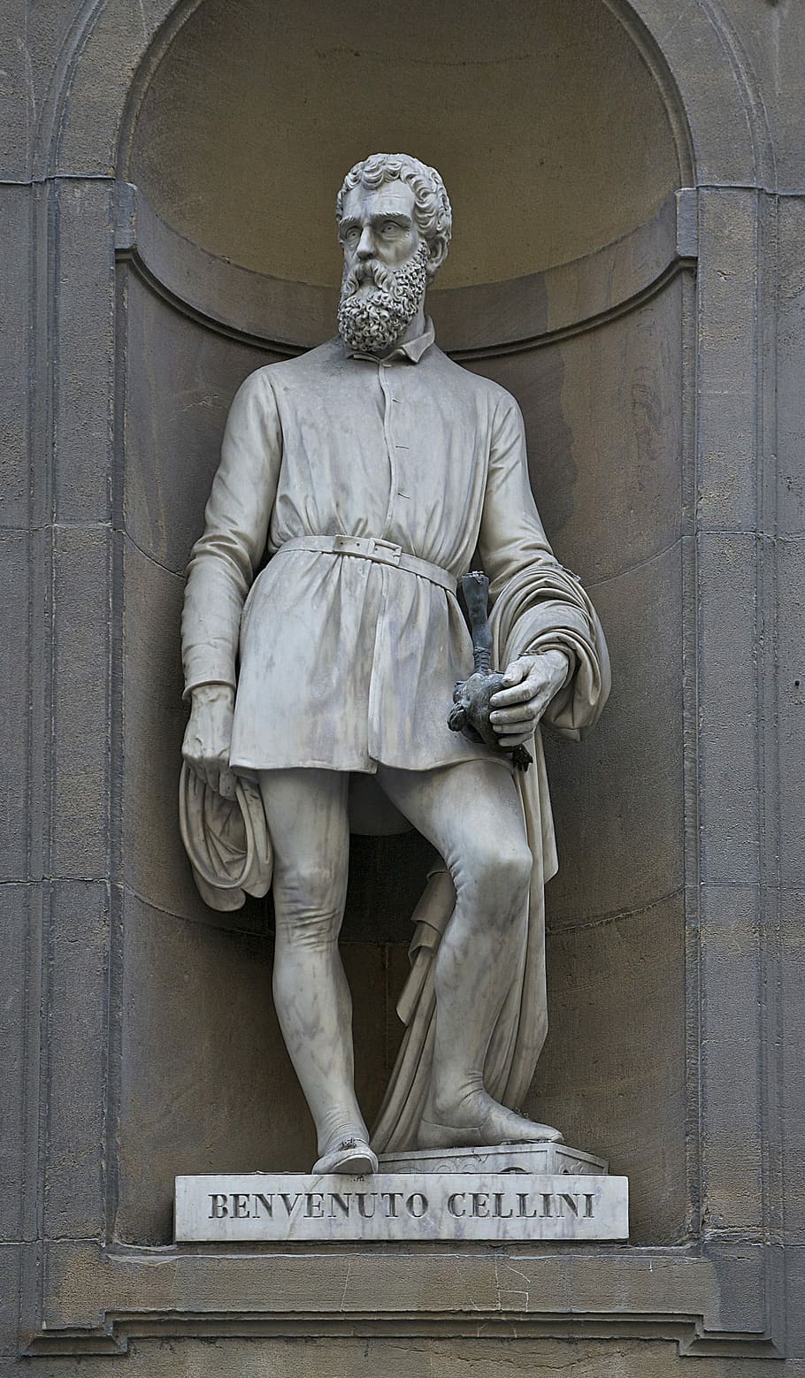 benvenuto cellini, statua, uffizi, Firenze, Italia, storico, italiano, orafo, scultore, memoriale, somiglianza maschile, scultura, rappresentazione umana, destinazioni di viaggio, monumento, rappresentazione, arte e artigianato, architettura, il passato, storia, creatività, nessuno, struttura costruita, mestiere, Inquadratura dal basso, esterno dell'edificio, giorno, intaglio - prodotto artigianale, caratteristica della parete, 2K