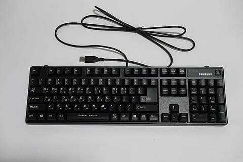 składnik komputera, sprzęt komputerowy, klawiatura komputerowa, urządzenie elektroniczne, instrument elektroniczny, elektronika, urządzenie wejściowe, produkt, projekt produktu, spacja, technologia, komputer, wyposażenie komputera, klawiatura, połączenie, technologia bezprzewodowa, porozumiewanie się, żadnych ludzi, wewnątrz, studio strzał, białe tło, klucz komputera, laptop, część komputerowa, śieć komputerowa, kabel, mysz komputerowa, martwa natura, czarny kolor, sprzęt elektryczny, 5K, CC0, domena publiczna, darmowe zdjęcia
