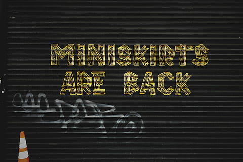 grau, Hintergrund, Miniröcke, zurück, Textüberlagerung, Straßenkunst, Graffiti, Wand, Mode, dunkel, schwarz, Text, westliche Schrift, Kommunikation, keine Leute, Zeichen, Kreativität, Information, drinnen, Großbuchstabe, Kunst und Handwerk, Muster, Tag, Wandbau - Funktion, die Architektur, Skript, gebaute Struktur, nicht-westliche Schrift, Handschrift, Botschaft, 2K, CC0, gemeinfrei, lizenzfrei