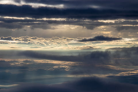 gris, blanc, núvols, núvol blanc, cel, núvol, ennuvolat, llum solar, bokeh, borrós, god ray, sol, canviant d'humor, al matí, núvol - cel, cloudscape, bellesa a la natura, tranquil·litat, escenics - natura, cel dramàtic, naturalesa, escena tranquil·la, cap gent, tempesta, medi ambient, a l'aire lliure, idíl·lic, posta de sol, raig de sol, vista aèria, resum, 5K, CC0, domini públic, lliure de regalies