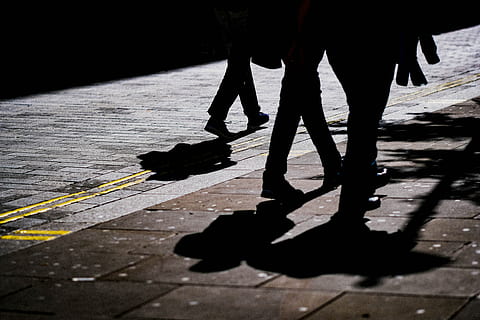 tre, persona, a piedi, lato, camminare, notte, persone, foto di strada, camminando, sul lato, strada, gamba umana, all'aperto, sezione bassa, ombra, parte del corpo umano, solo adulti, adulto, due persone, parte del corpo, giorno, persone reali, luce del sole, natura, stili di vita, uomini, sentiero, città, acqua, attività di svago, arto umano, pavimentazione in pietra, 5K, CC0, dominio pubblico, privo di copyright
