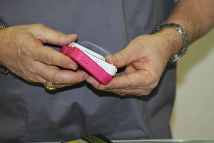 cellulare, Astuccio, cellula, Telefono, mano umana, una persona, solo adulti, solo un uomo, parte del corpo umano, detenzione, mano, Sezione centrale, adulto, in casa, avvicinamento, due persone, uomini, persone, squillare, gioielli, vista frontale, tempo, donne, dando, colore rosa, chiodo, dito, 4K