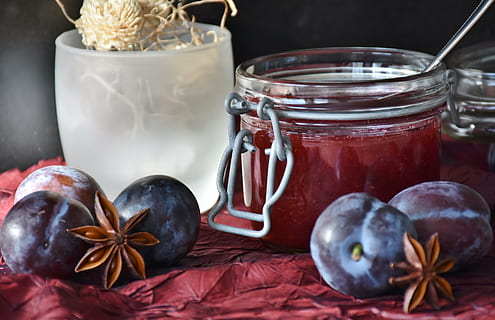 Nahansicht, Foto, Trauben, voll, klar, Einmachglas, Pflaumen, Obst, Marmelade, violett, Süss, lila vorbei, Essen, Koch, einkochen, langlebig machen, Gelee, gelierender Zucker, Zucker, Frühstück, Weihnachten, Dekoration, Lebensmittel, Essen und Trinken, Container, würzen, keine Leute, drinnen, Krug, Zutat, Frische, Stillleben, Sternanis, Tabelle, Wohlbefinden, Glas - Material, gesundes Essen, Zimt, Wahl, Variation, Kardamom, 4K, CC0, gemeinfrei, lizenzfrei
