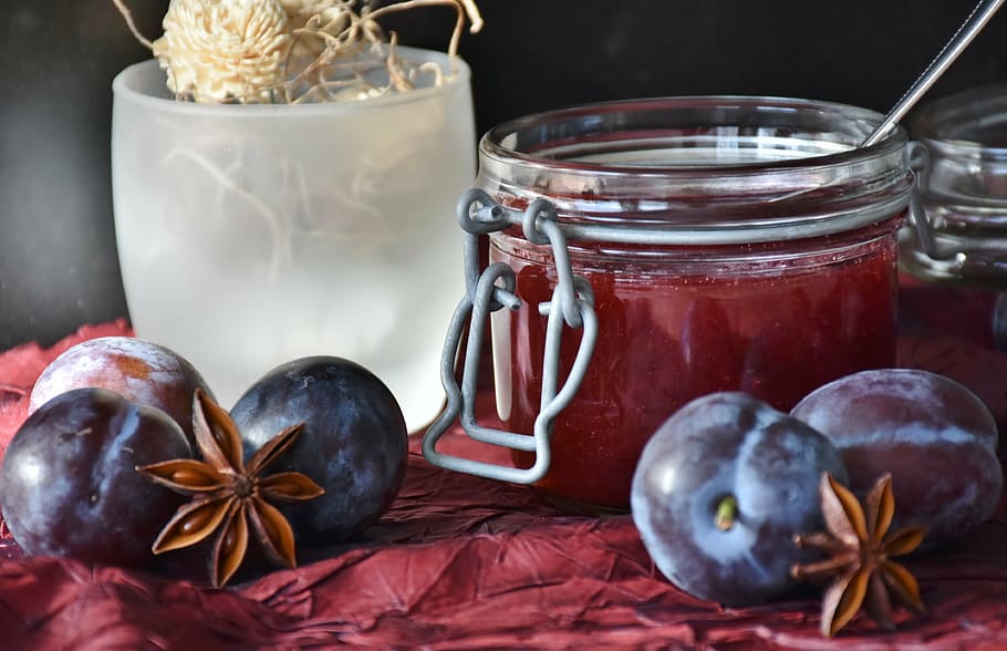 Nahansicht, Foto, Trauben, voll, klar, Einmachglas, Pflaumen, Obst, Marmelade, violett, Süss, lila vorbei, Essen, Koch, einkochen, langlebig machen, Gelee, gelierender Zucker, Zucker, Frühstück, Weihnachten, Dekoration, Lebensmittel, Essen und Trinken, Container, würzen, keine Leute, drinnen, Krug, Zutat, Frische, Stillleben, Sternanis, Tabelle, Wohlbefinden, Glas - Material, gesundes Essen, Zimt, Wahl, Variation, Kardamom, 4K