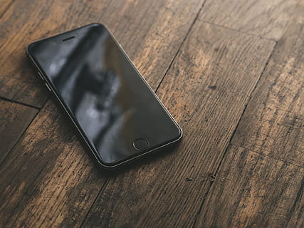 tér, szürke, iphone 6, asztal, technológia, okostelefon, Okos, telefon, képernyő, közlés, Mobil, üzleti, fekete, faipari, háttér, mobiltelefon, modern, fa, iphone, plusz, 6s, fehér, kapcsolat, üres, kijelző, izolált, sejtes, digitális, régi, minta darab, eszköz, struktúra, fa - anyag, magas szög kilátás, vezeték nélküli technológia, nem ember, fedett, csendélet, hordozható információs eszköz, egyetlen objektum, okos telefon, közelkép, fekete szín, faerezet, egyszerűség, nap, Bőr, személyes tartozék, 4K, CC0, közkincs, jogdíjmentes