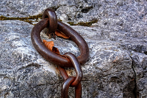 fissaggio, squillare, metallo, fissare, gancio, occhiello, montare, tecnologia, anulare, inossidabile, arrugginito, pietra, roccia, intemperie, connessione, ferro, vecchio, acciaio, ferro - metallo, catena, forza, nessuno, avvicinamento, giorno, all'aperto, solido, roccia - oggetto, natura, strutturato, concentrarsi sulle conoscenze acquisite, gioielli, acqua, caratteristica della parete, 4K, CC0, dominio pubblico, privo di copyright